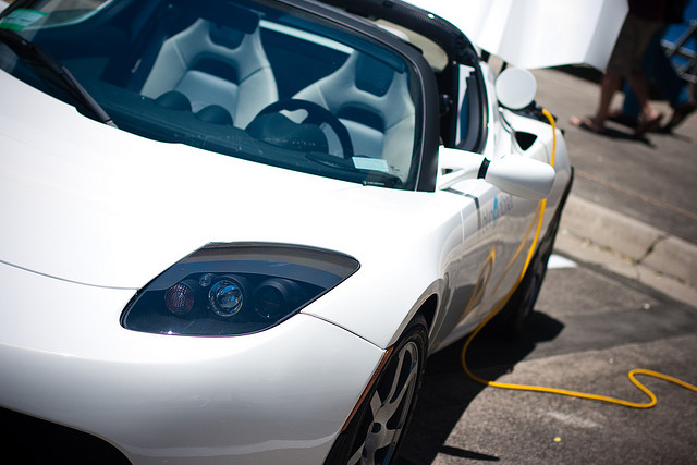 Ein Elektro-Auto der Firma Tesla (Photo credit: CC BY NC 2.0: Kanaka Menehune/flickr.com)